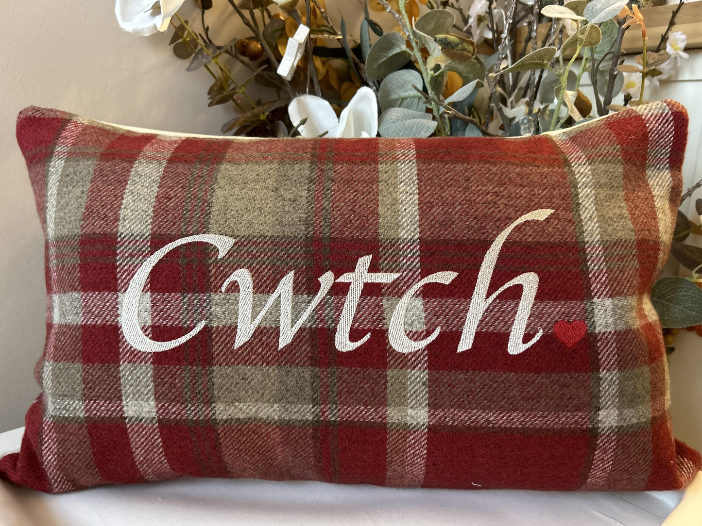 Clustog Brodwaith Cwtch Coch ar Ffabrig Gwlân Meddal