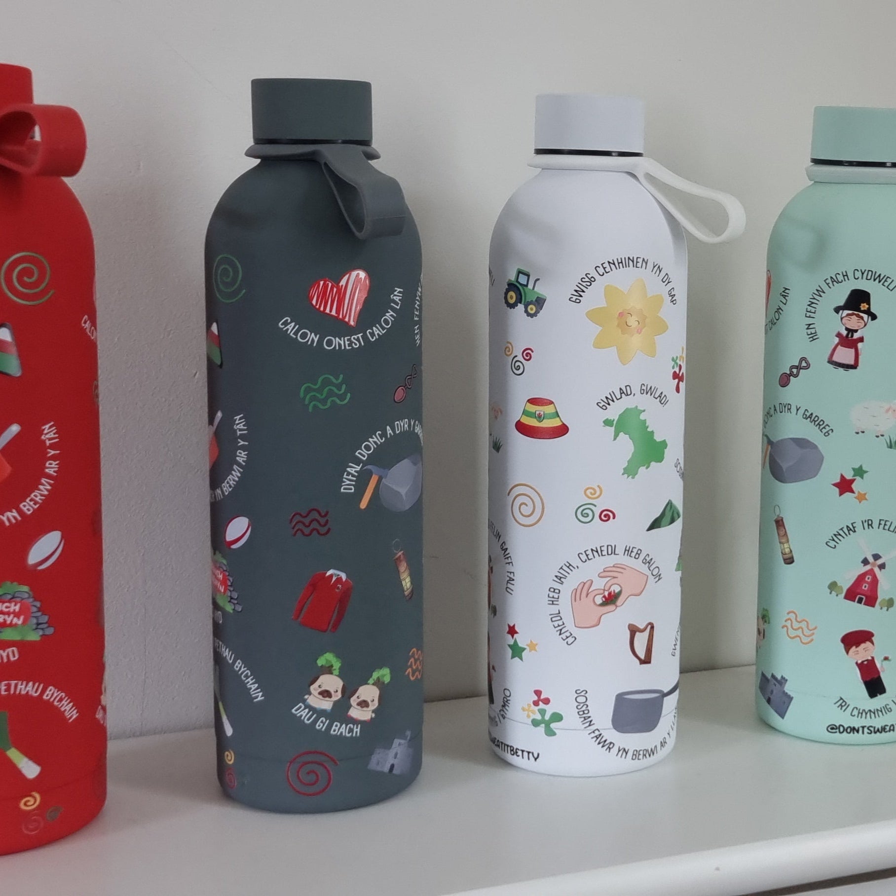 Welsh-themed stainless steel water bottles – the perfect gift for lovers of Welsh culture.