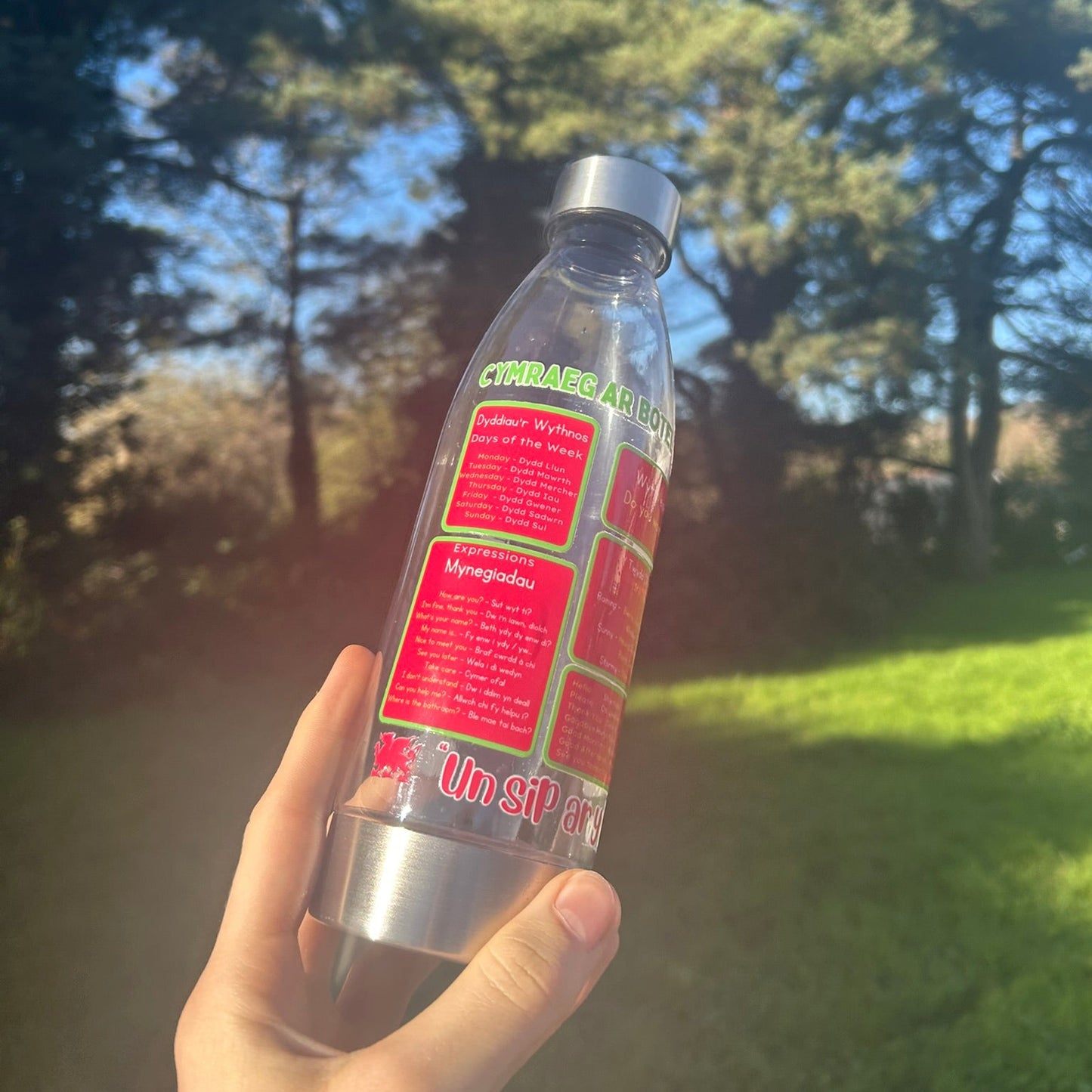 Fun educational Welsh language water bottle for learners and teachers, perfect for Welsh learners or as a gift from Wales