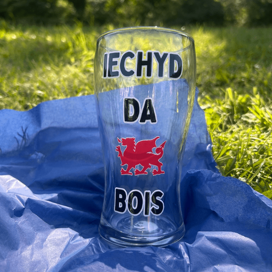 Gwydr Peint Iechyd Da Bois Welsh pint glass with red dragon design. Perfect gift, made in Wales.
