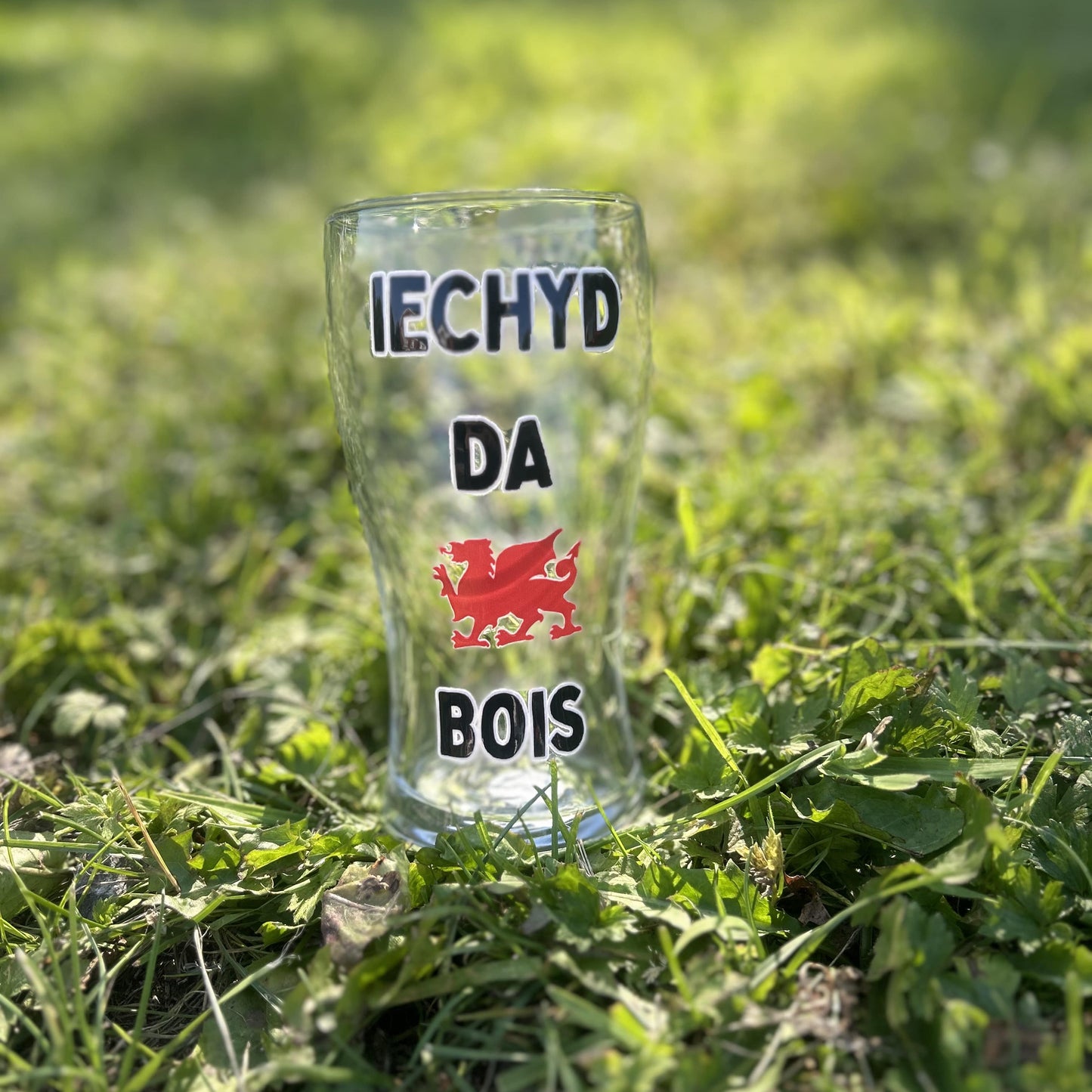 Clear pint glass featuring “Iechyd Da Bois” text and Welsh dragon. Perfect Welsh gift