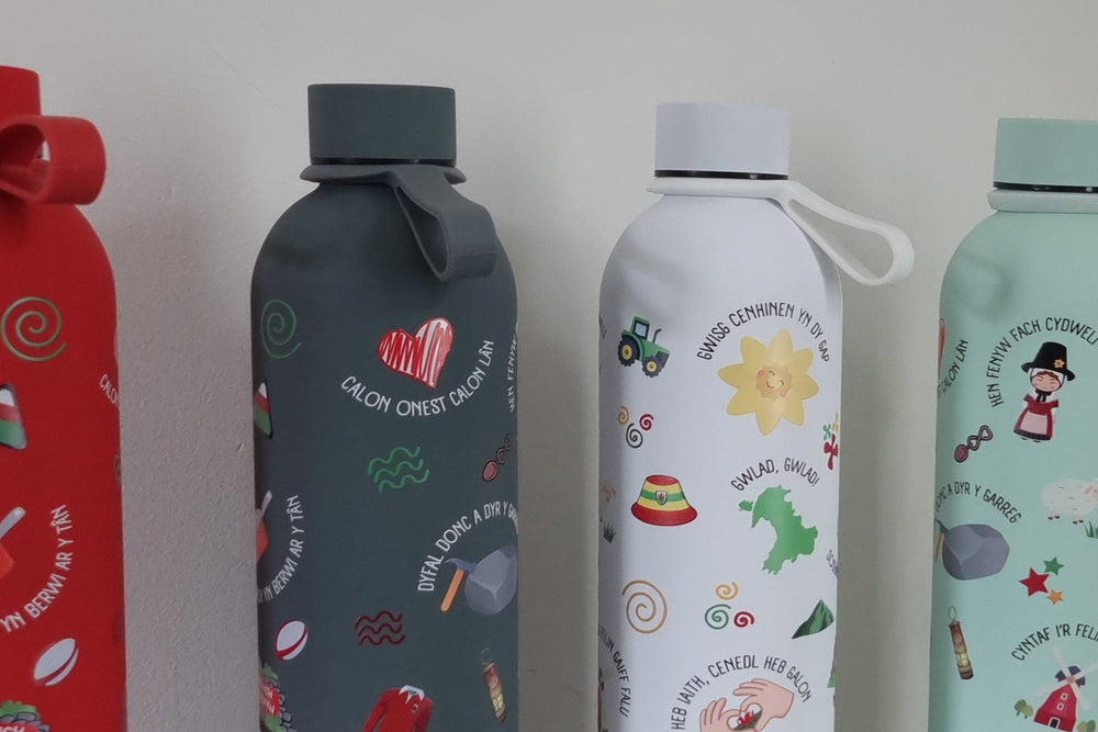 Welsh-themed stainless steel water bottles – the perfect gift for lovers of Welsh culture. 