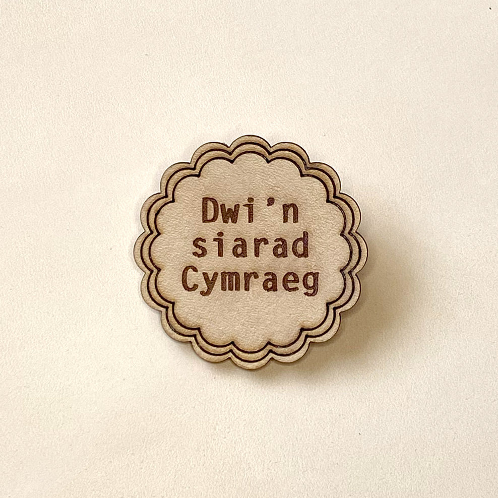 Leather Welsh language badge saying Dwi’n siarad Cymraeg