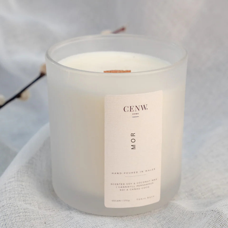Coastal inspired candle with wooden wick and fresh ocean scent