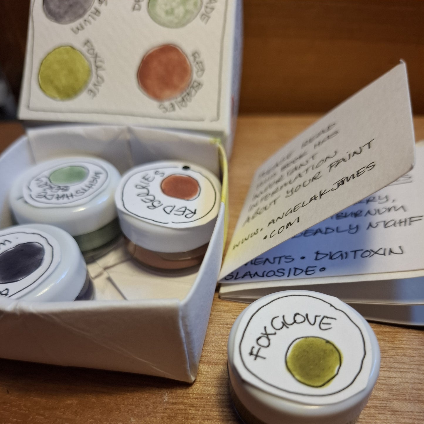 Natural handmade watercolour paint sample set with 5 colours made from garden stones, berries, and plants – eco-friendly, sustainable, handmade art supplies, perfect gift for artists