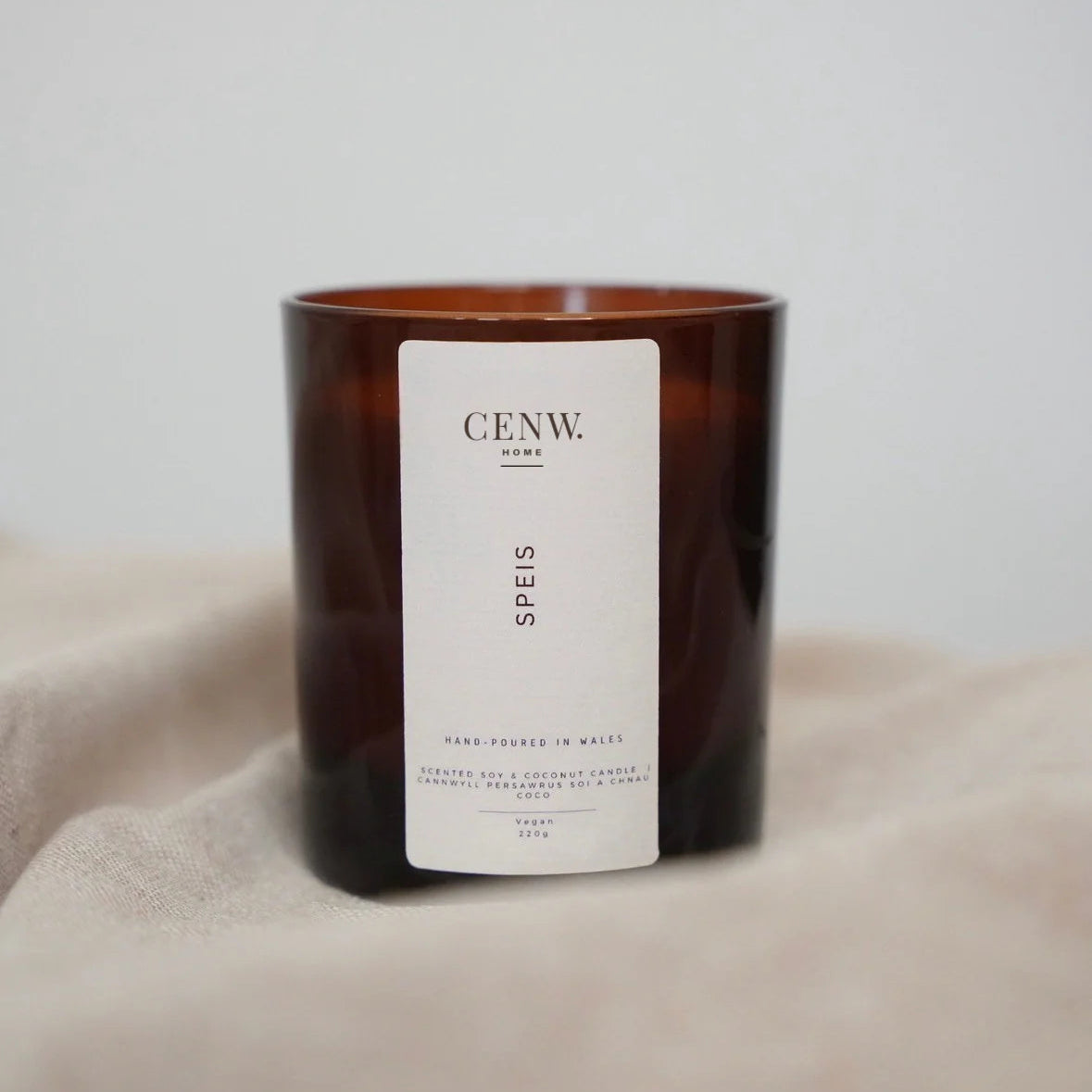 Warm coconut and vanilla candle with wooden wick for cosy evenings